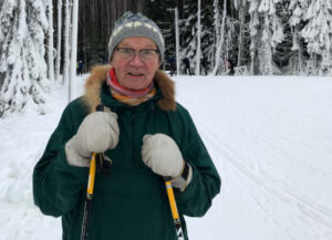Tuomo Jantunen nojaa sauvoihin hiihtoladulla.
