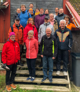 Turun Ladun vapaaehtoiset seisovat rappusilla Rauman Latumajalla lokakuussa 2024.