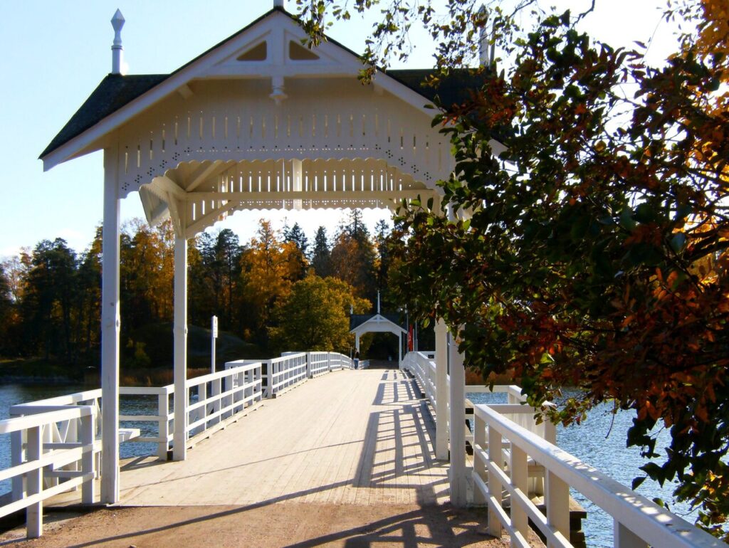 Seurasaareen johtava puinen silta.